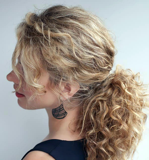 Curly hair ponytail