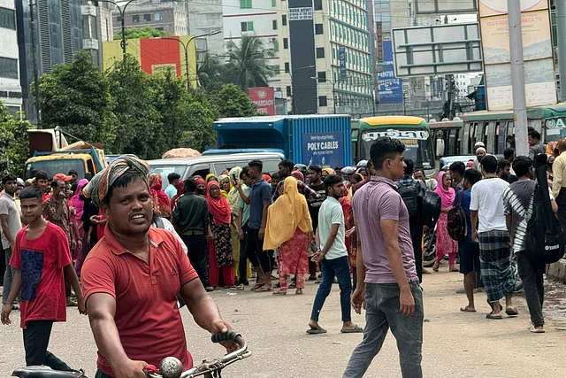 কুড়িলে পোশাক শ্রমিকদের দুই ঘণ্টা সড়ক অবরোধ, যানজট